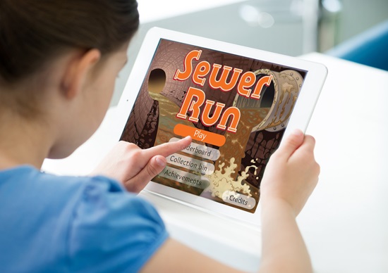 Girl-playing-Sewer-Run-game-on-iPad
